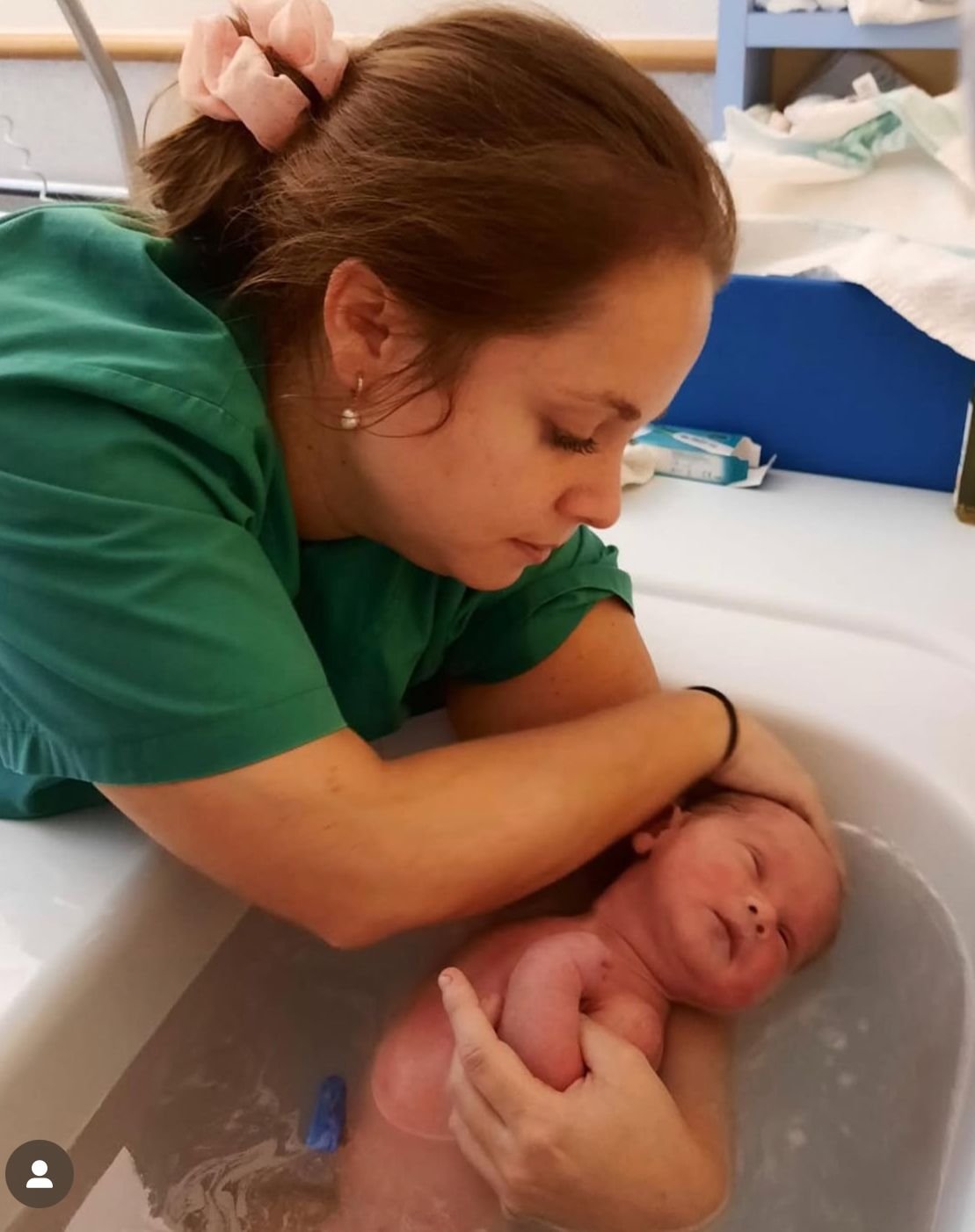 Marine Mayaudon dans sa pratique de sage-femme